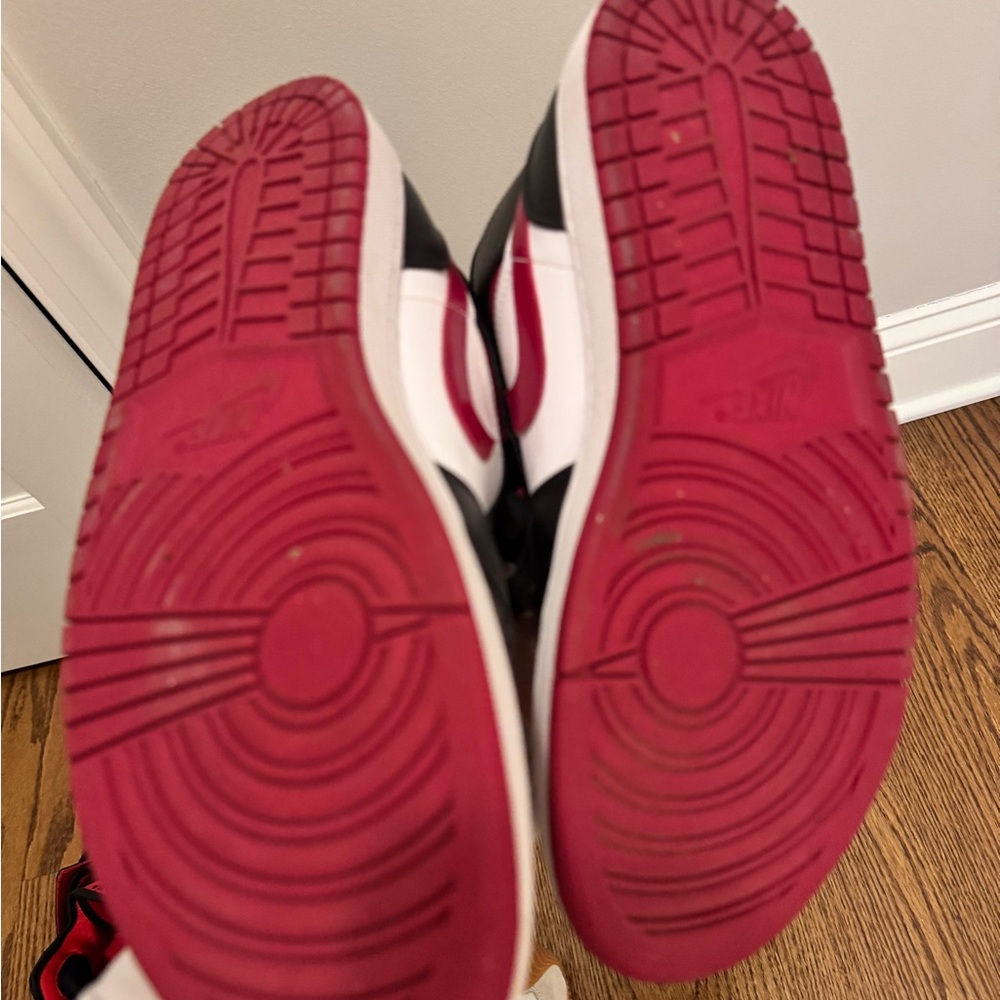 Nike Jordan 1 Bred toe 10.5 - Picture 3 of 4
